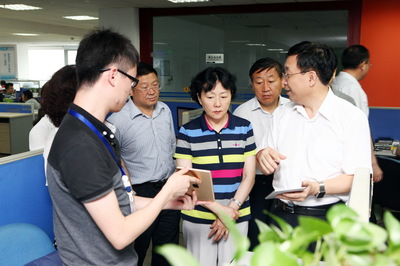 省人大檢查組實(shí)地考察華天軟件技術(shù)推廣服務(wù)